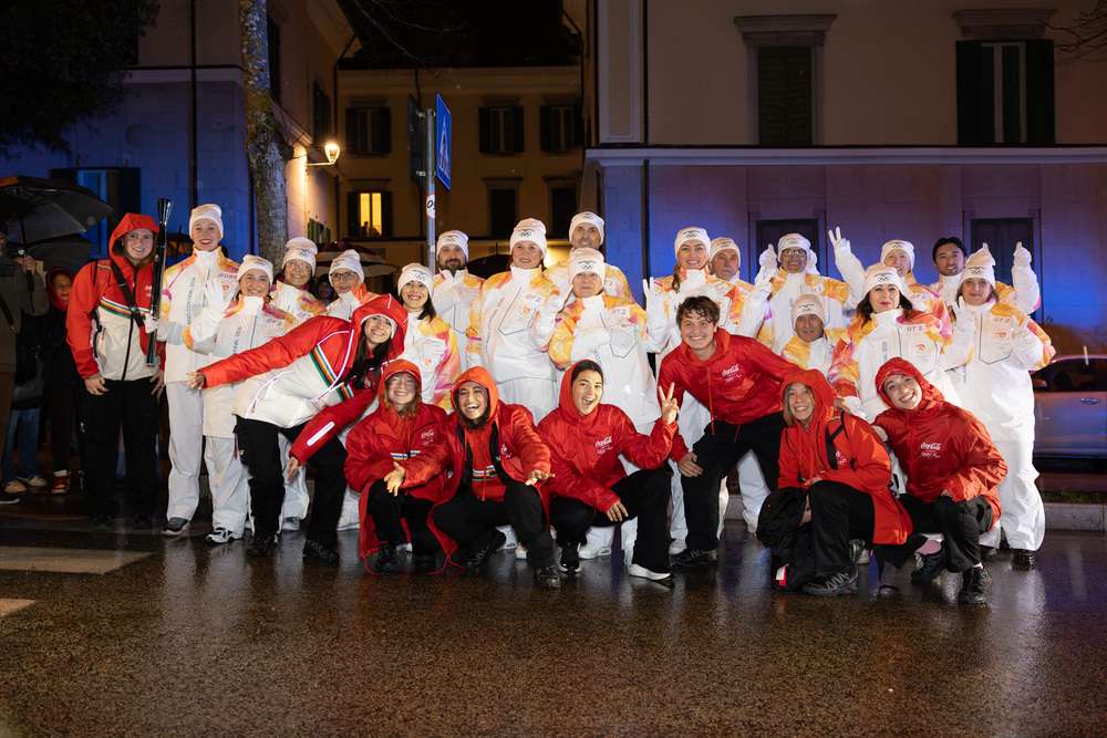 La fiamma olimpica all’Aquila, D’Onofrio accende il braciere sotto la pioggia battente