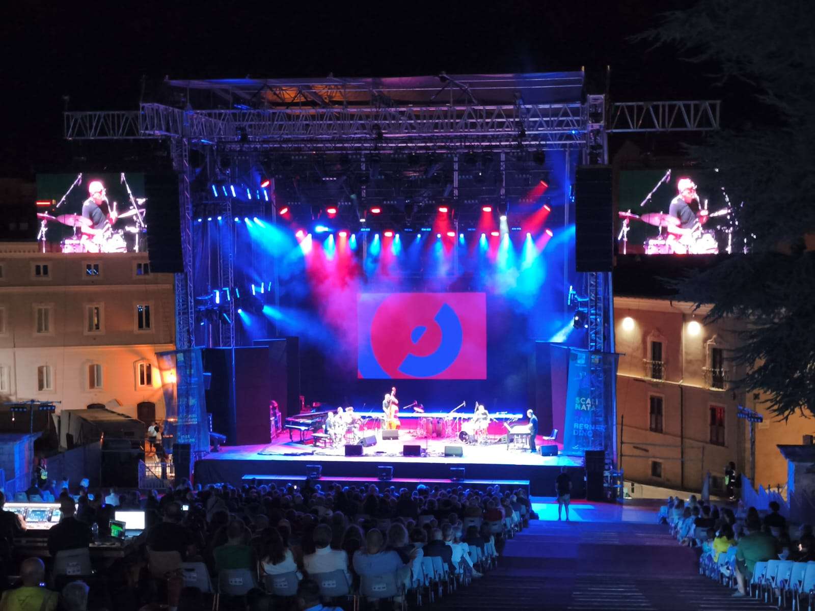 Sassofoni nei cortili e voci al tramonto, il jazz torna ad attraversare L’Aquila